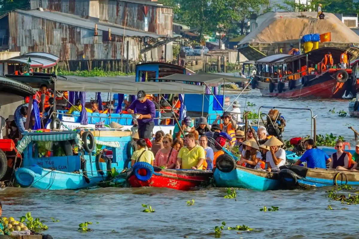 Phong Dien Floating Market 