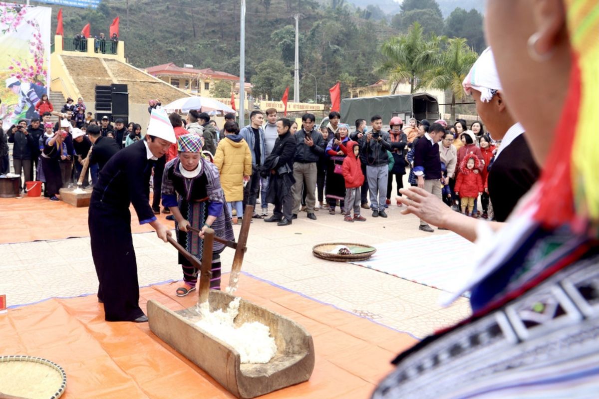Rice pounding game – Mu Cang Chai September