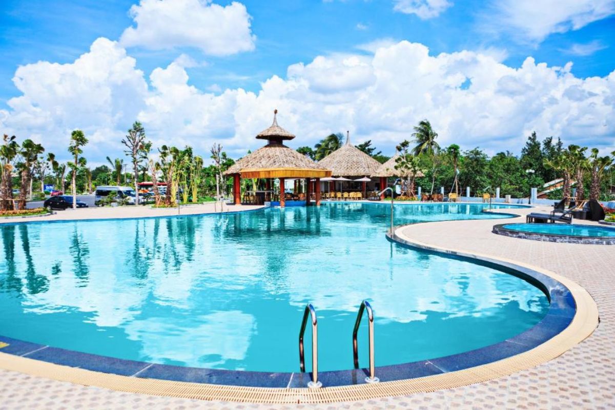 Outdoor Swimming Pool at Muong Thanh Luxury Can Tho Hotel 