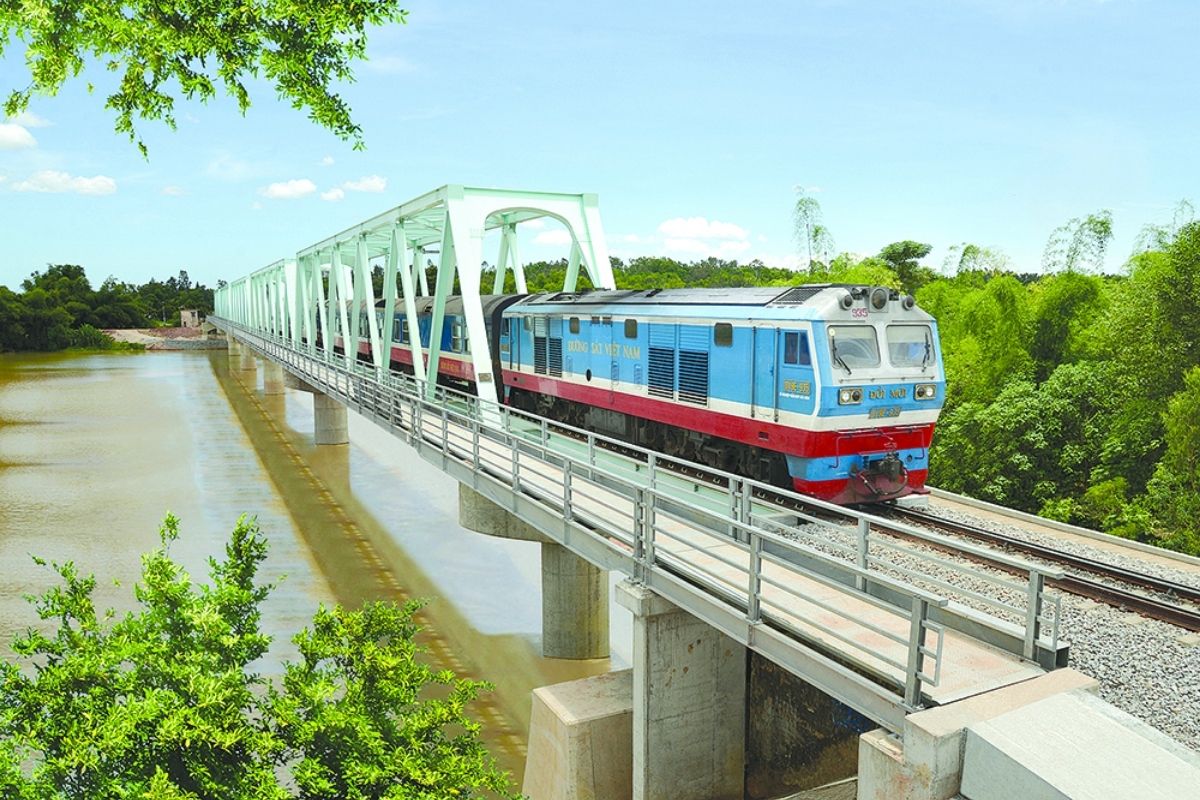 Train SE3 from Ninh Binh to Dong Hoi