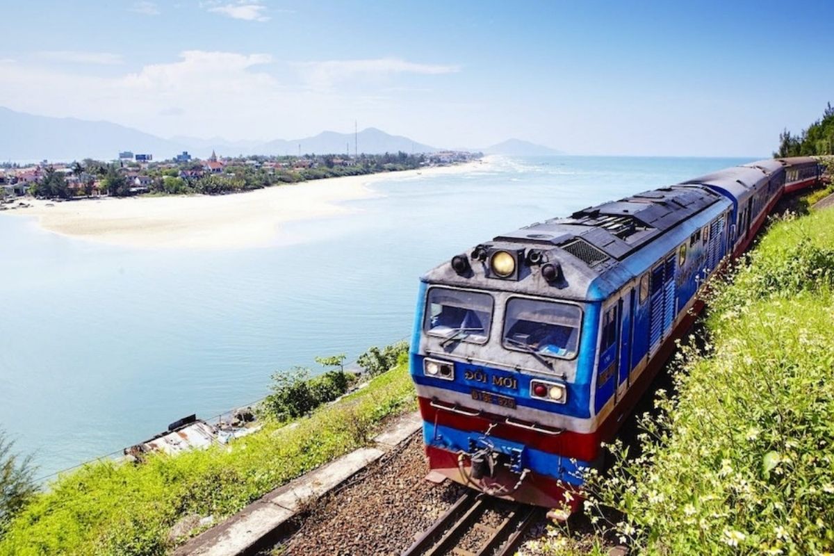 Train SE8 fron Ninh Binh to Hanoi