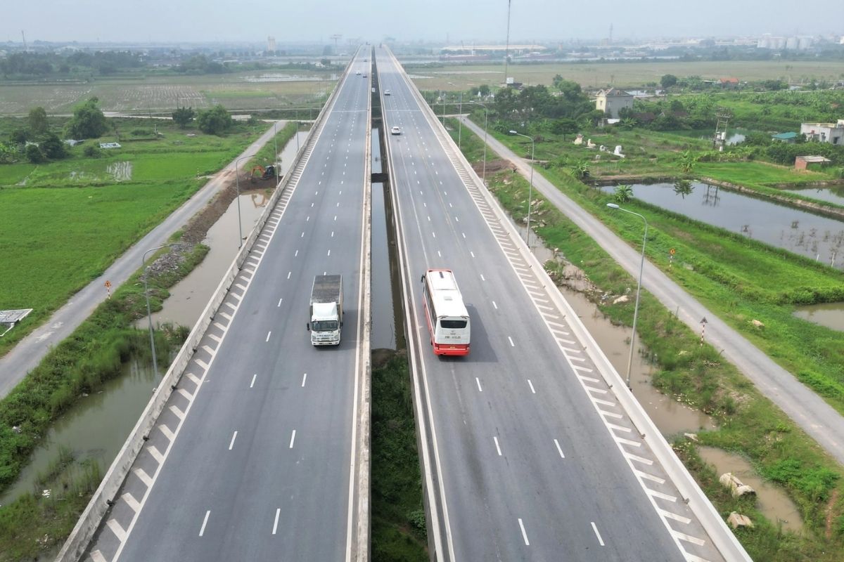 Fast highways from Ninh Binh to Hanoi 