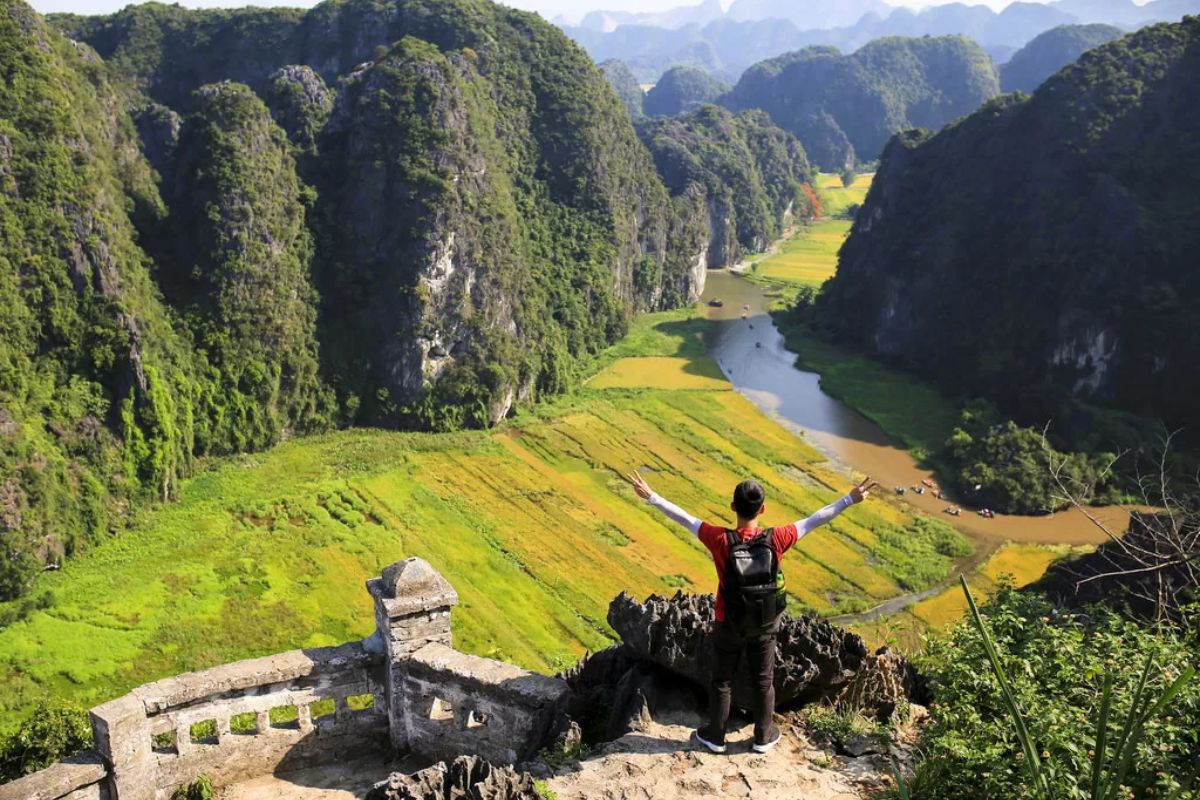 Hike Hang Mua for Harvest Views 