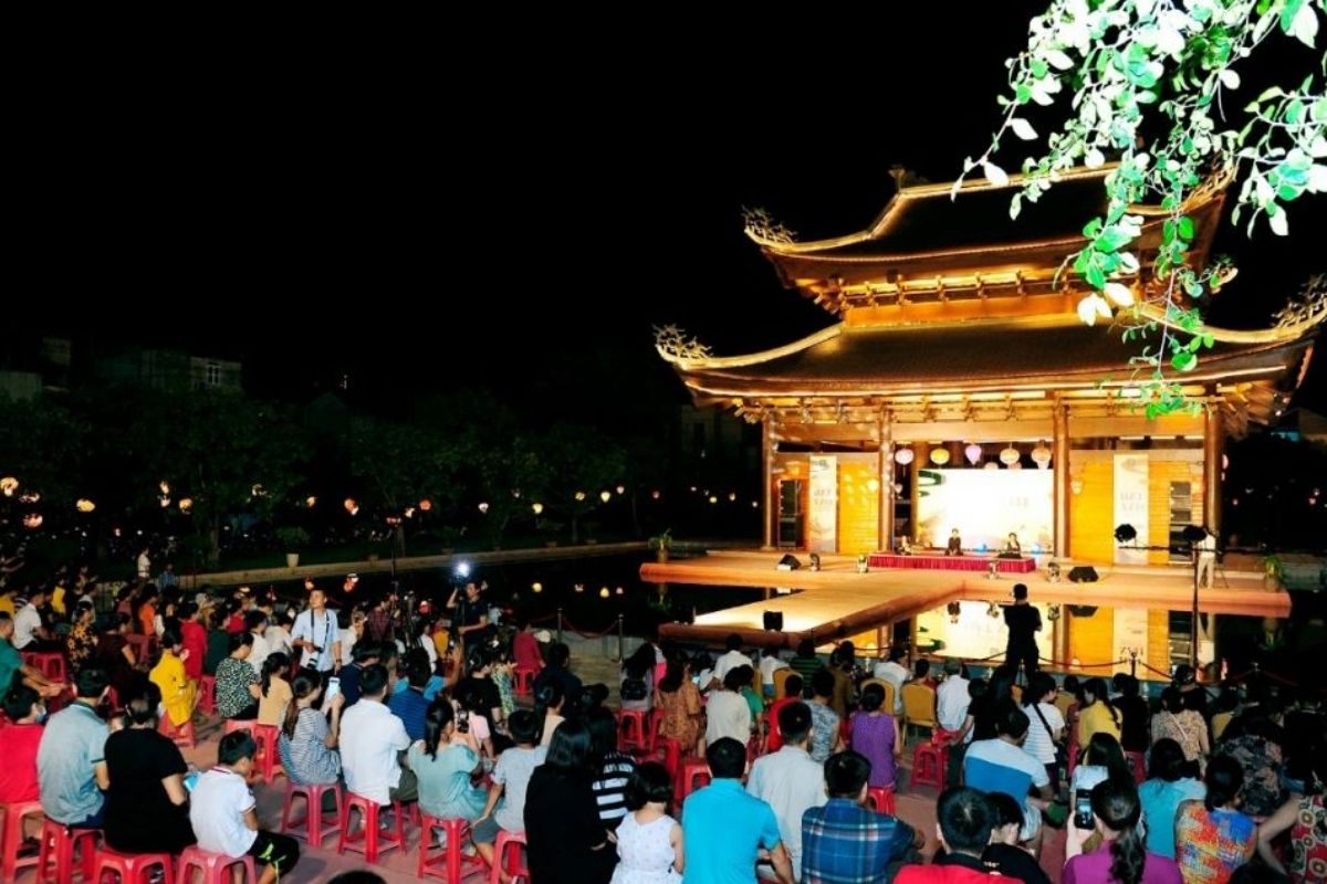 Live Xam Show at Ninh Binh Night Market