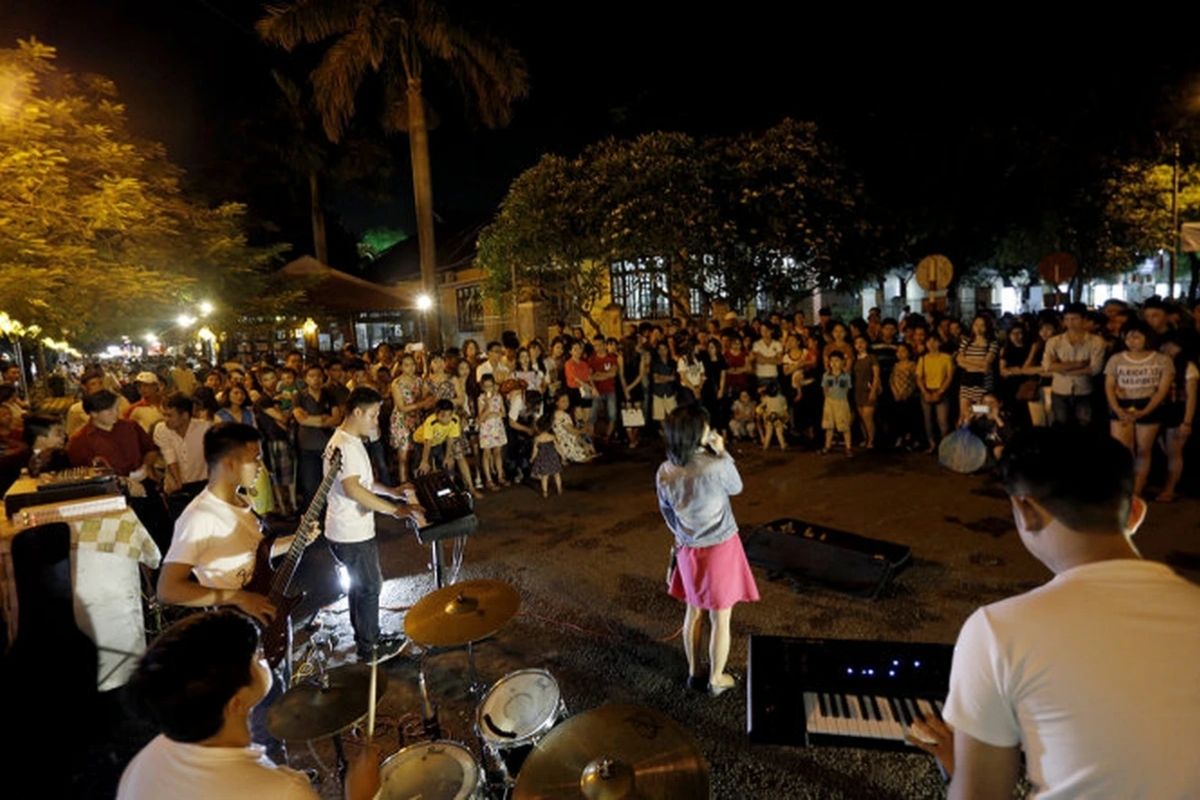  Street Music at 8 Market Street, Ninh Binh Night Market