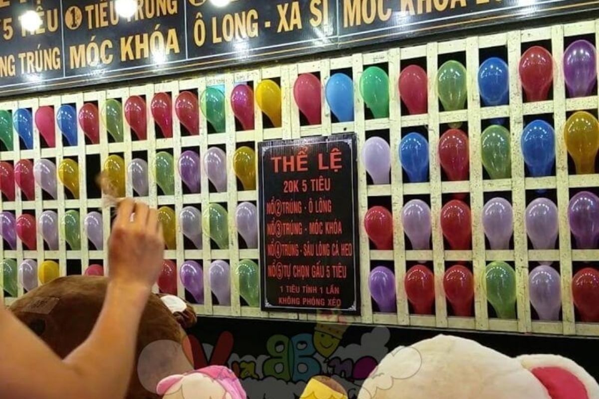 Balloon Darts at 8 Market Street, Ninh Binh Night Market