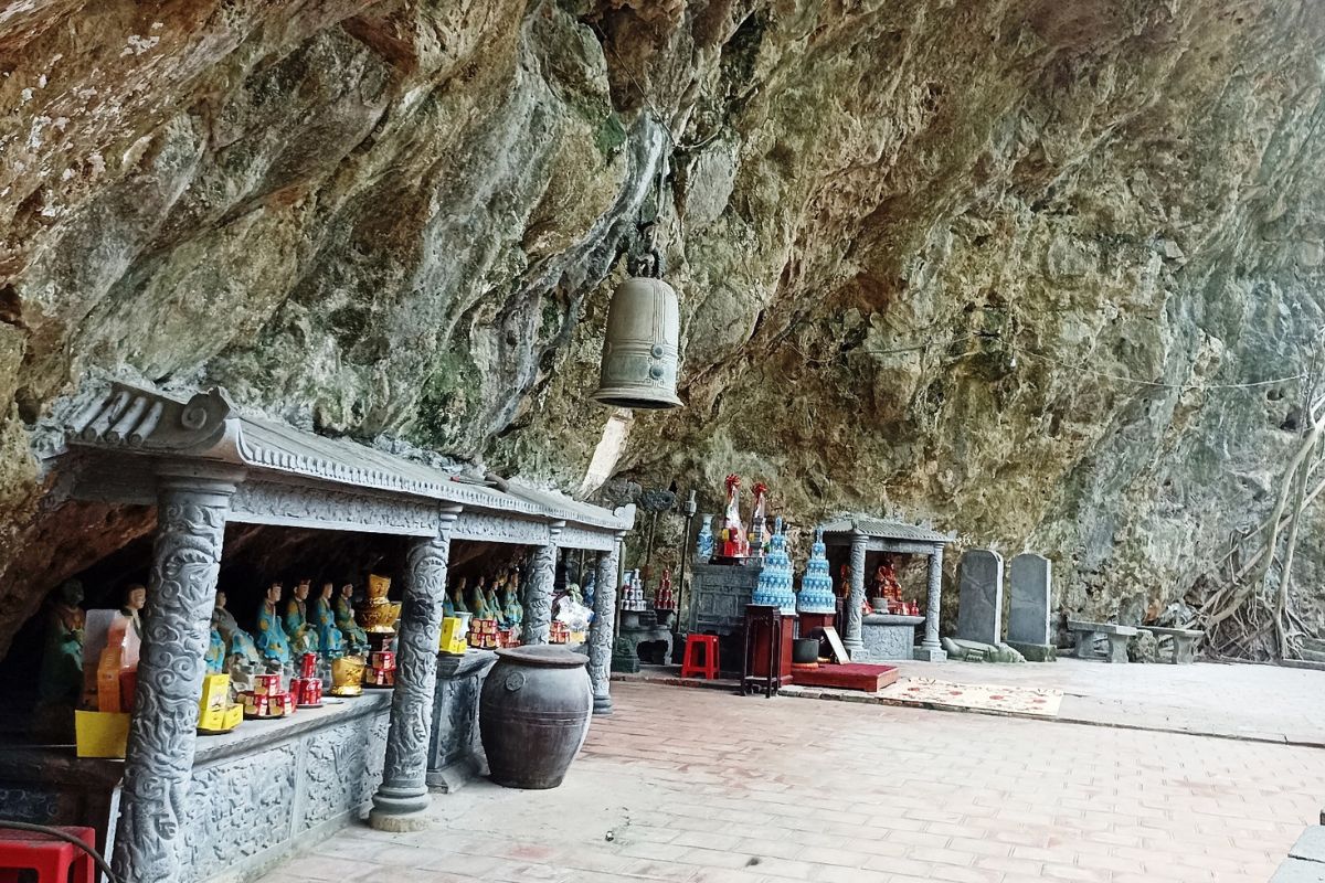 Thien Ton Pagoda and Cave 