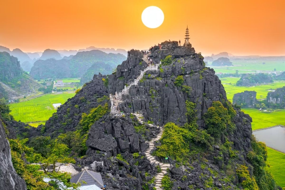 Mua Cave stands out among Ninh Binh caves