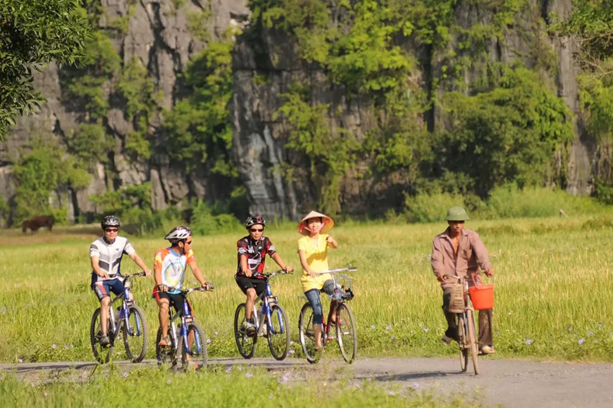 Cycling along the Country Trail