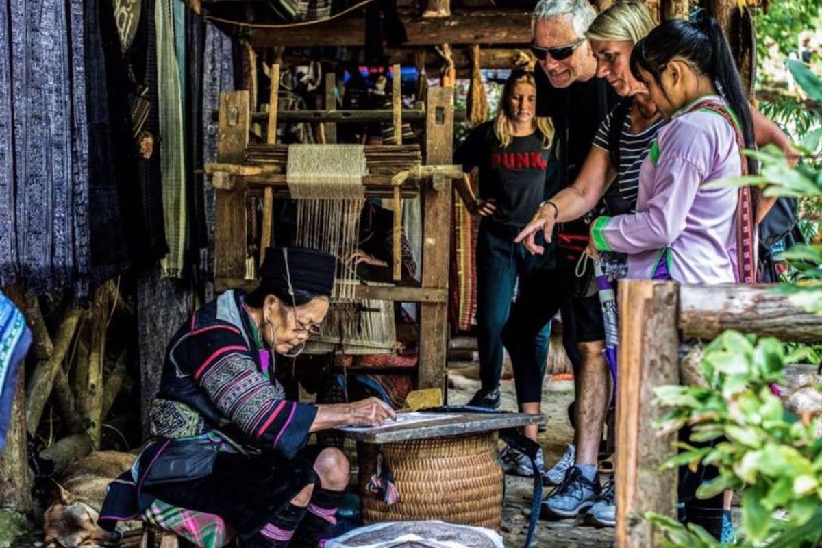 Watch Traditional Weaving in Cat Cat Village