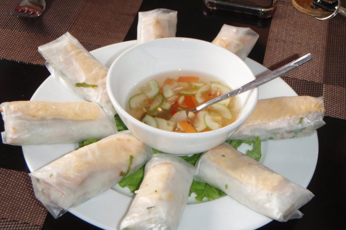 Fresh spring rolls filled with shrimp