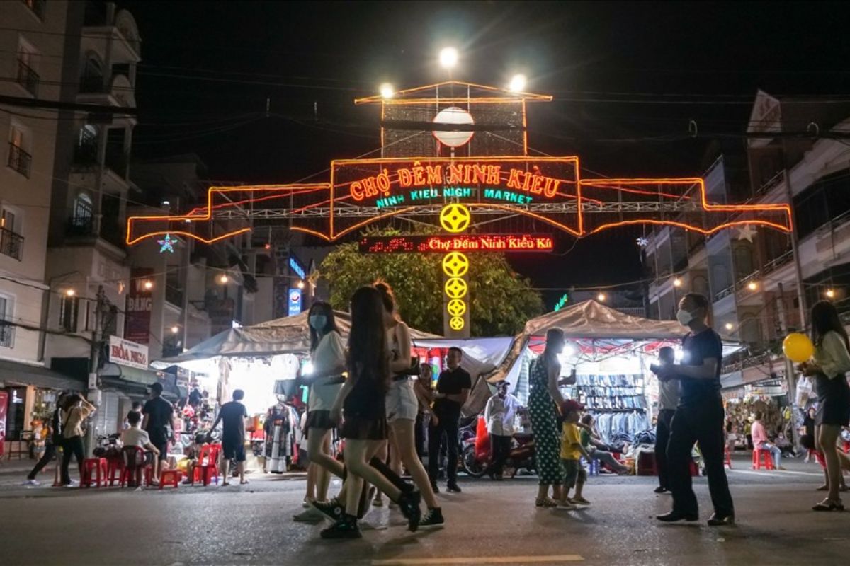 Ninh Kieu Pedestrian Bridge is a short stroll from Saigon Can Tho Hotel