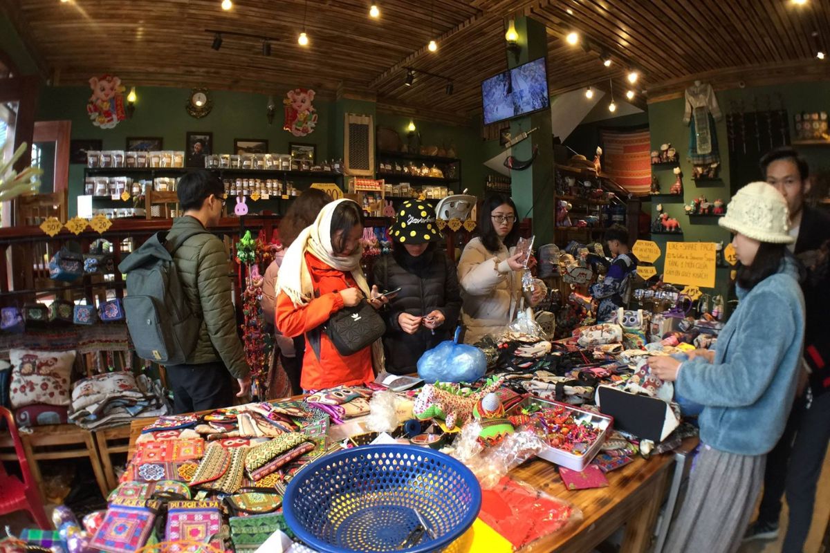 Buy Souvenirs in Sapa Town
