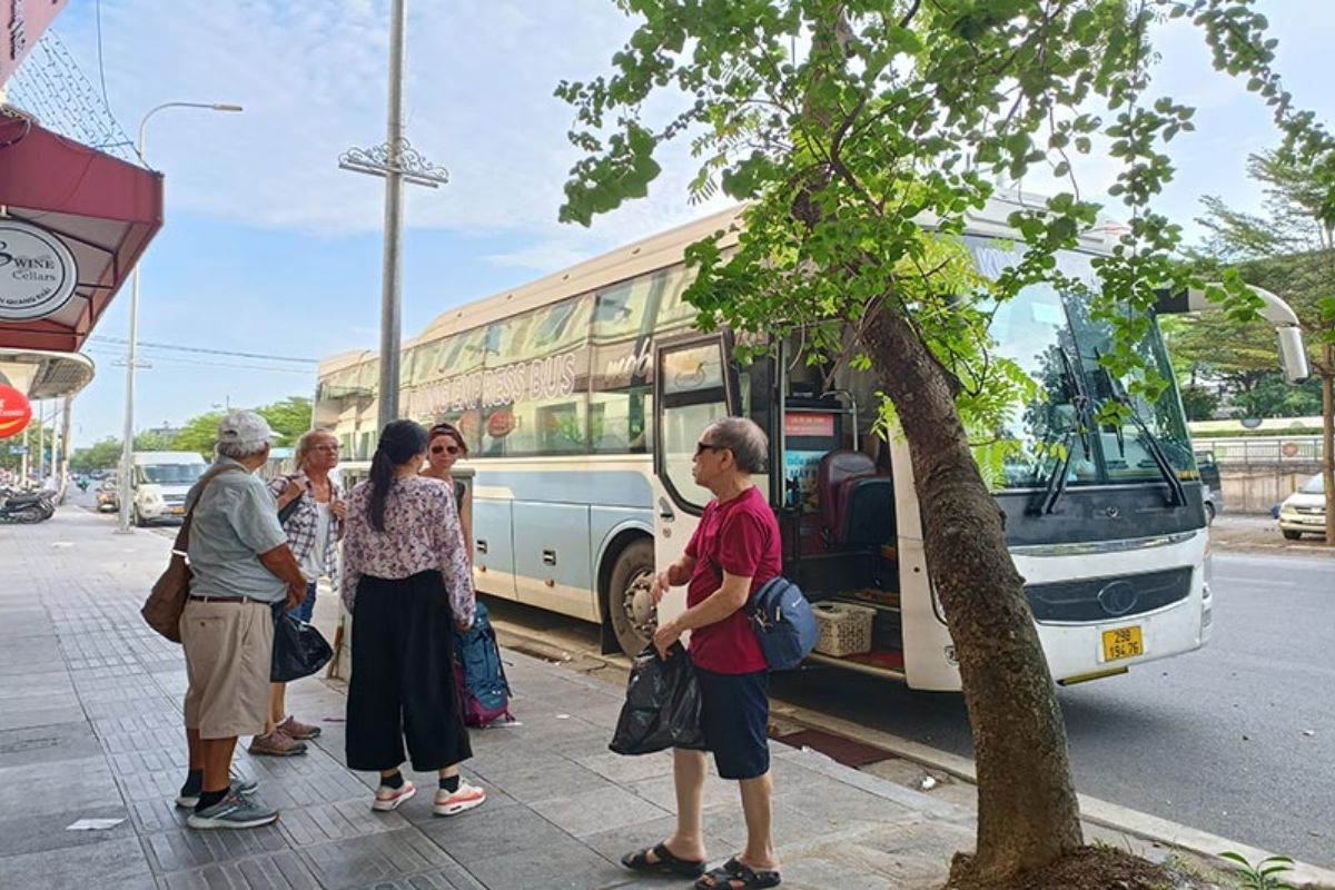 Sapa King Express Bus departs 204 TQK