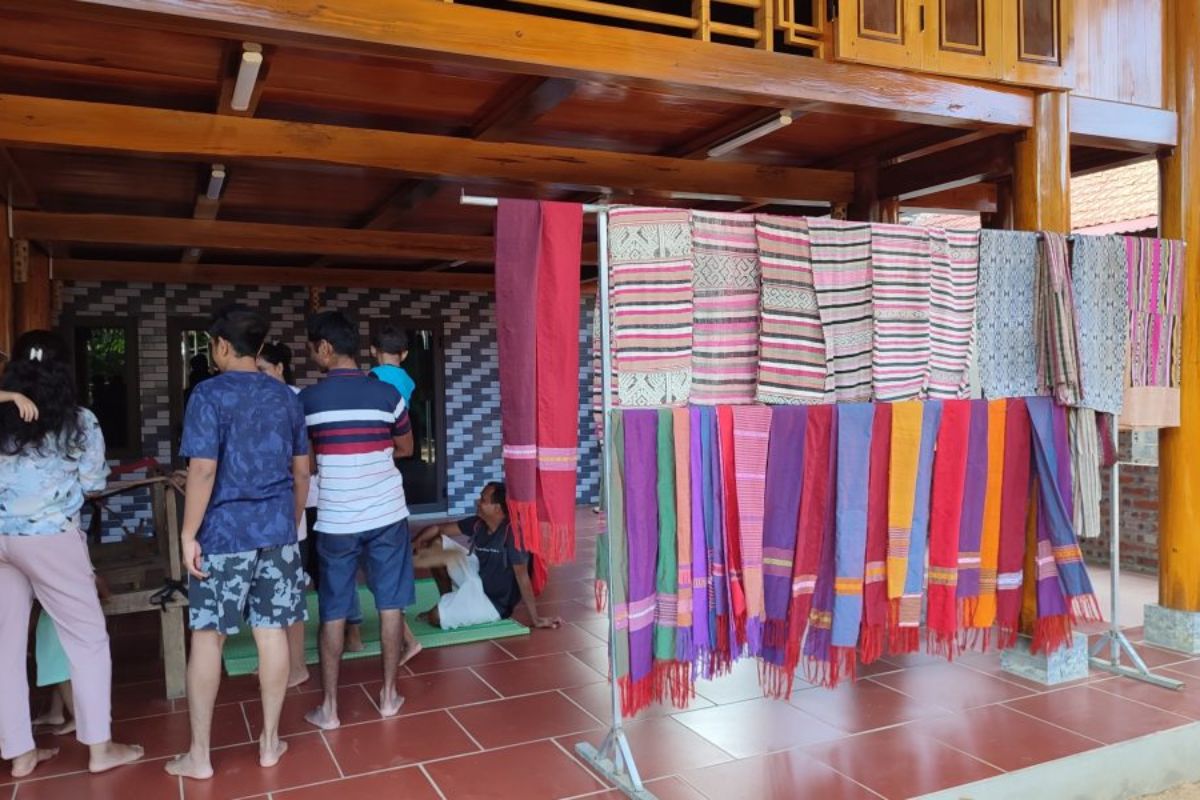 Handicraft weaving workshop in Bang village