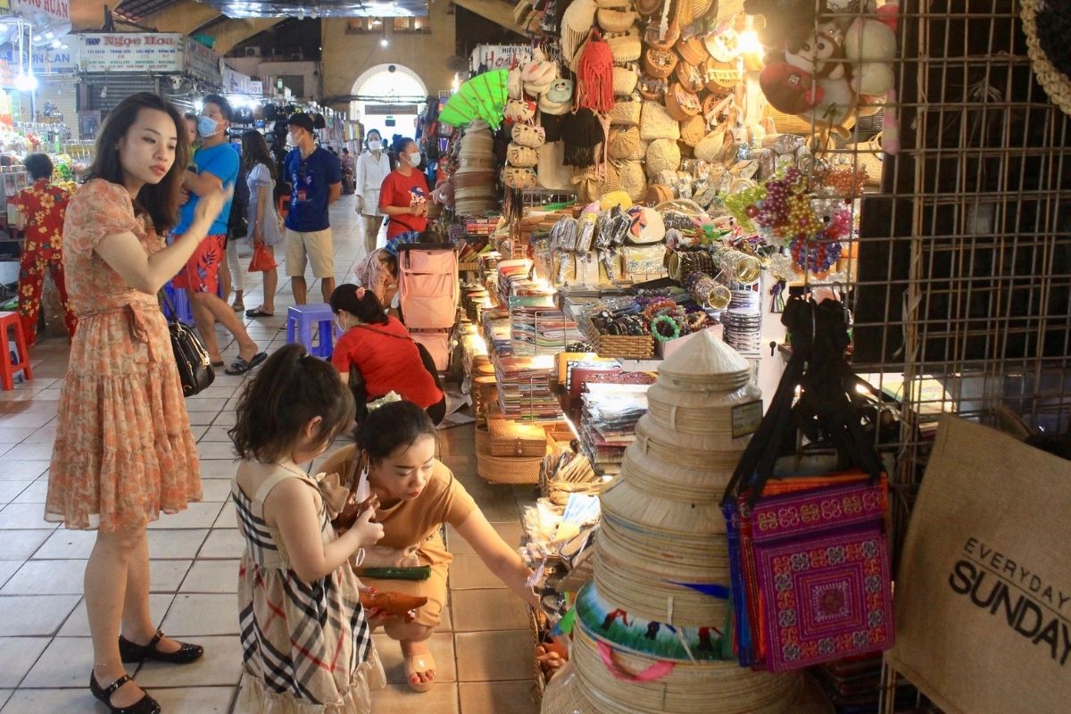 Things to buy in vietnam ho chi minh: Non La