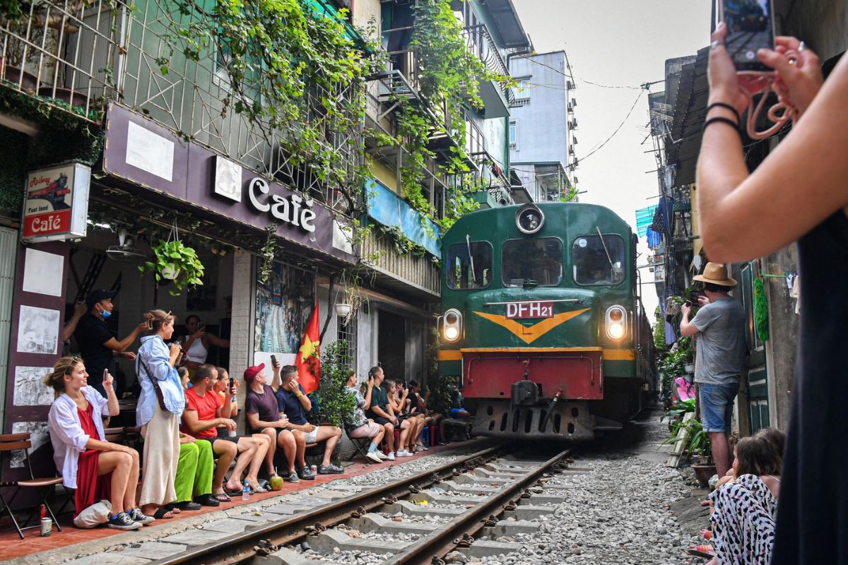 Watch Trains at Hanoi Train Street