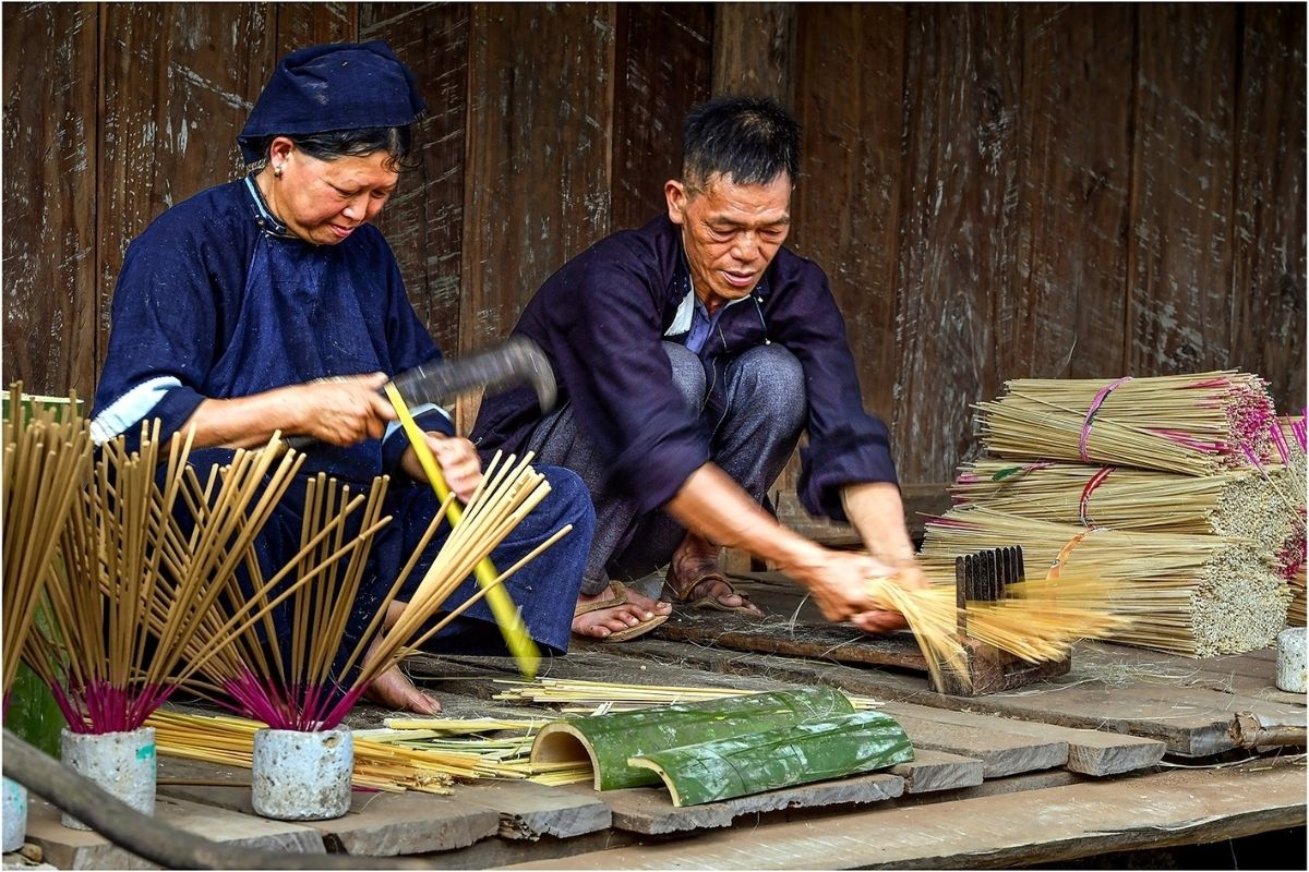 Hanoi to Cao Bang tours: make incense in Phia Thap