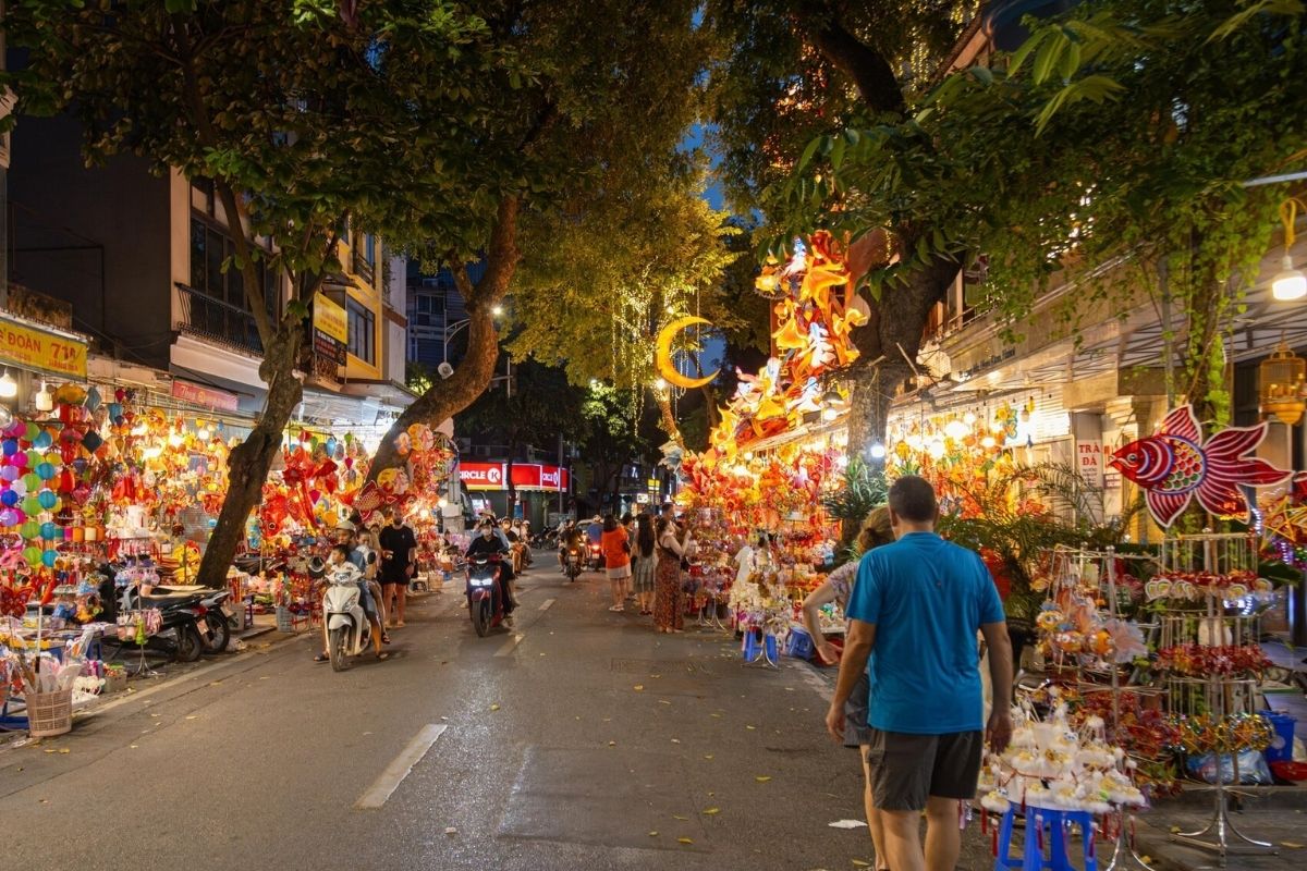 Old Quarter walk, cheap Vietnam tour package from Singapore