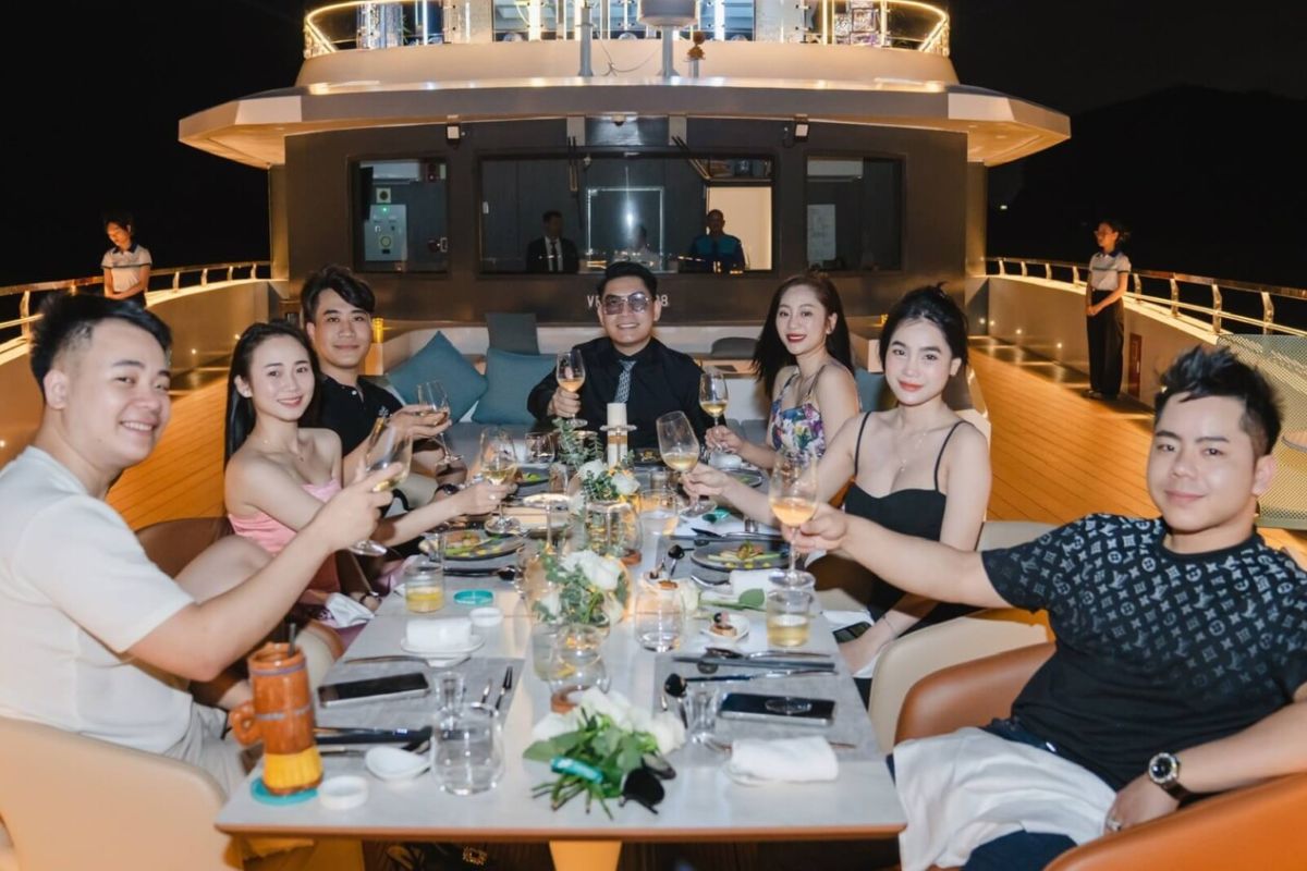 Savor seafood on cruise — cheap Vietnam tour package from singapore