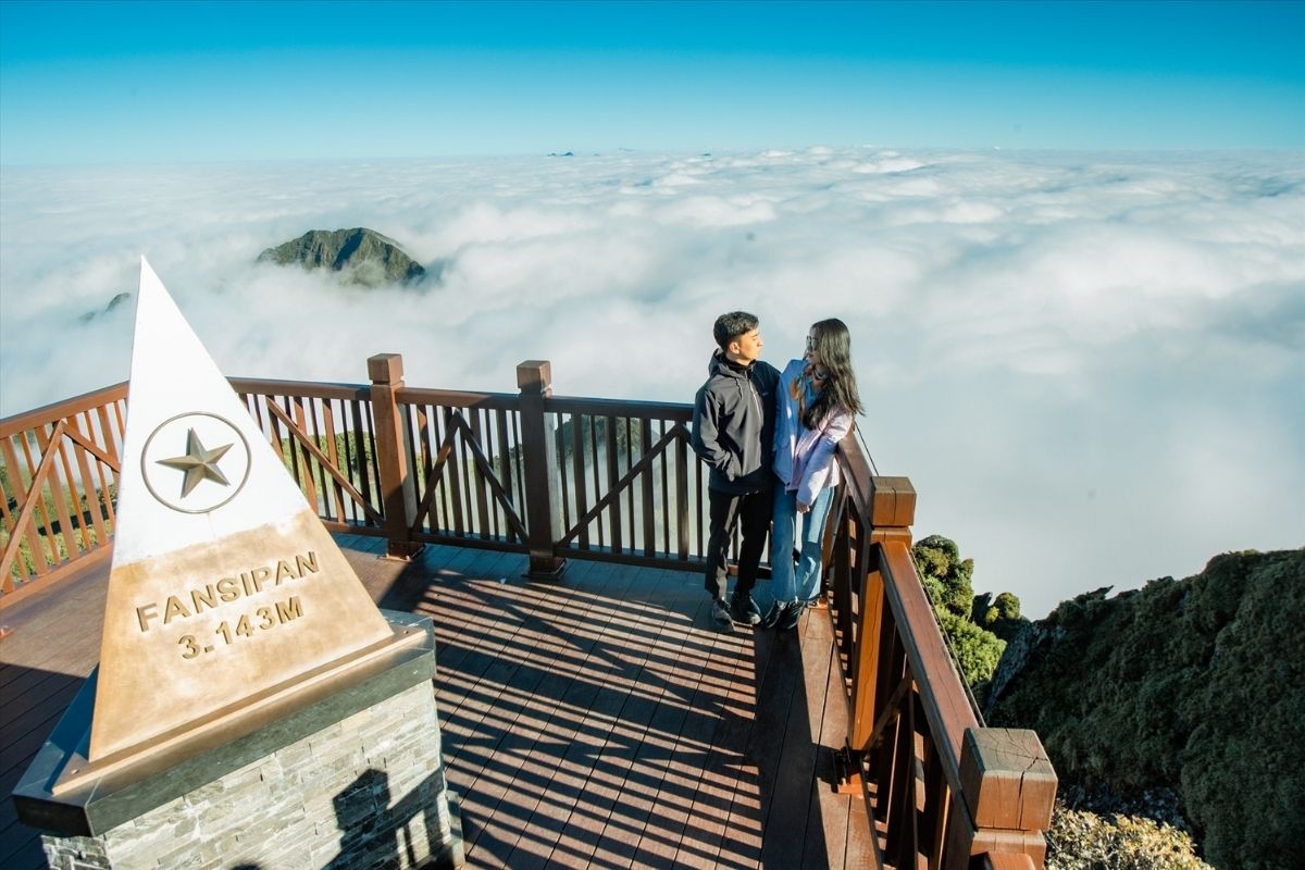 Cloud hunting on Fansipan peak in november on Sapa