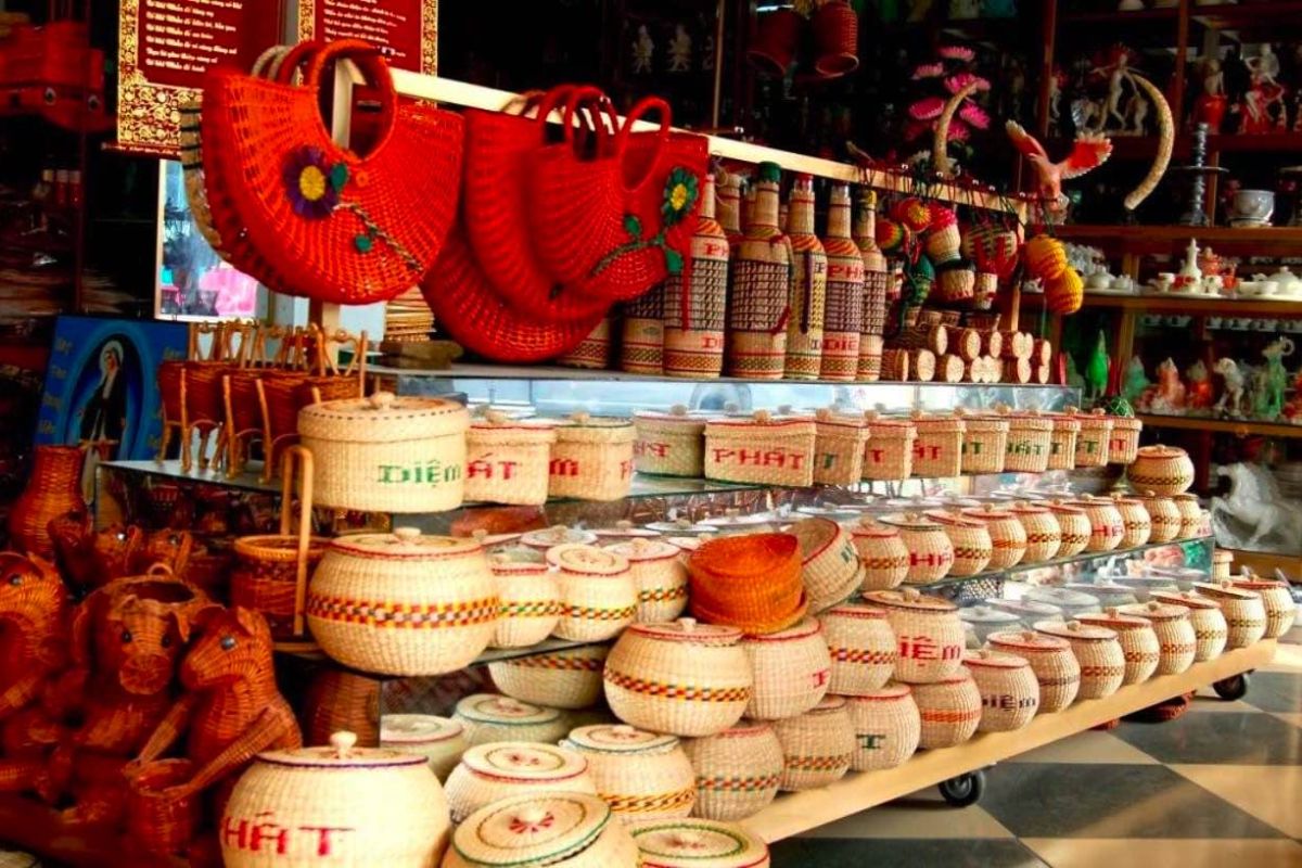 Don’t miss Hang Gai Street handicrafts in your 3-day Hanoi plan