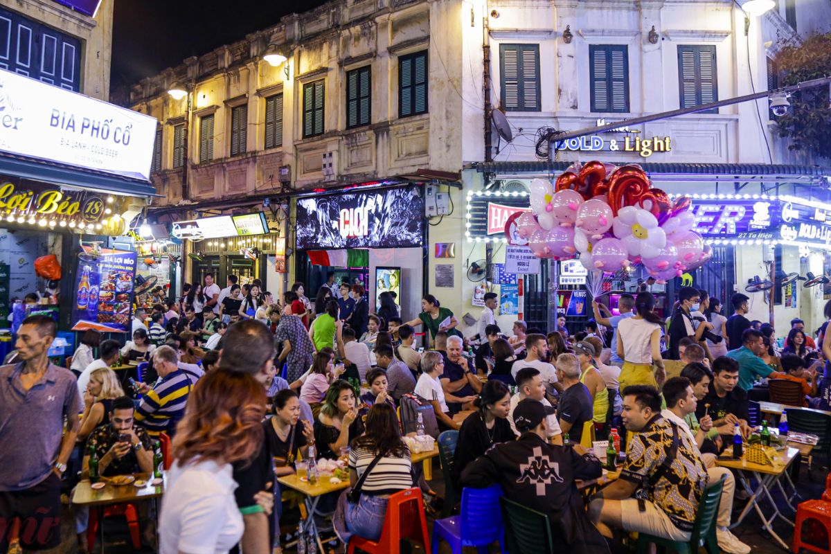 Dinner on Ta Hien Street is a highlight of Hanoi in 3 days