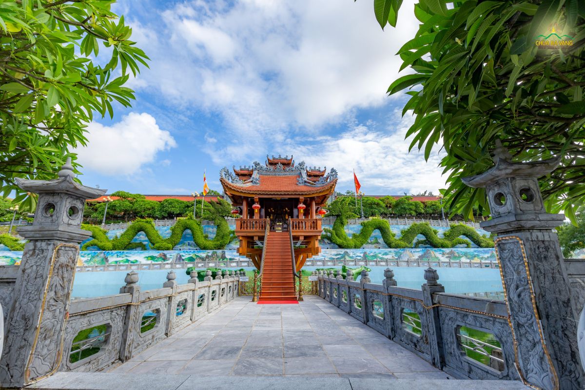 Visit One Pillar Pagoda — a must-see in your 3-day Hanoi trip