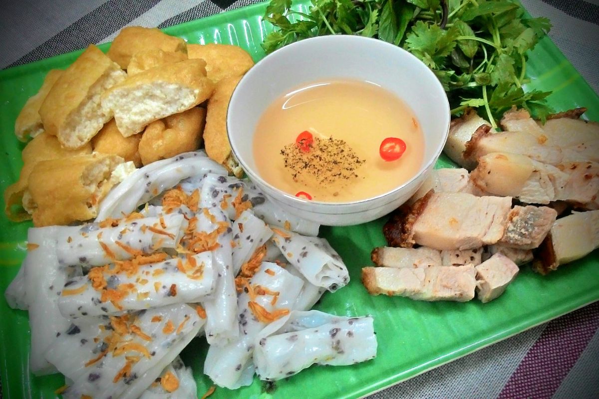 Enjoy Thanh Tri Banh Cuon by Lake
