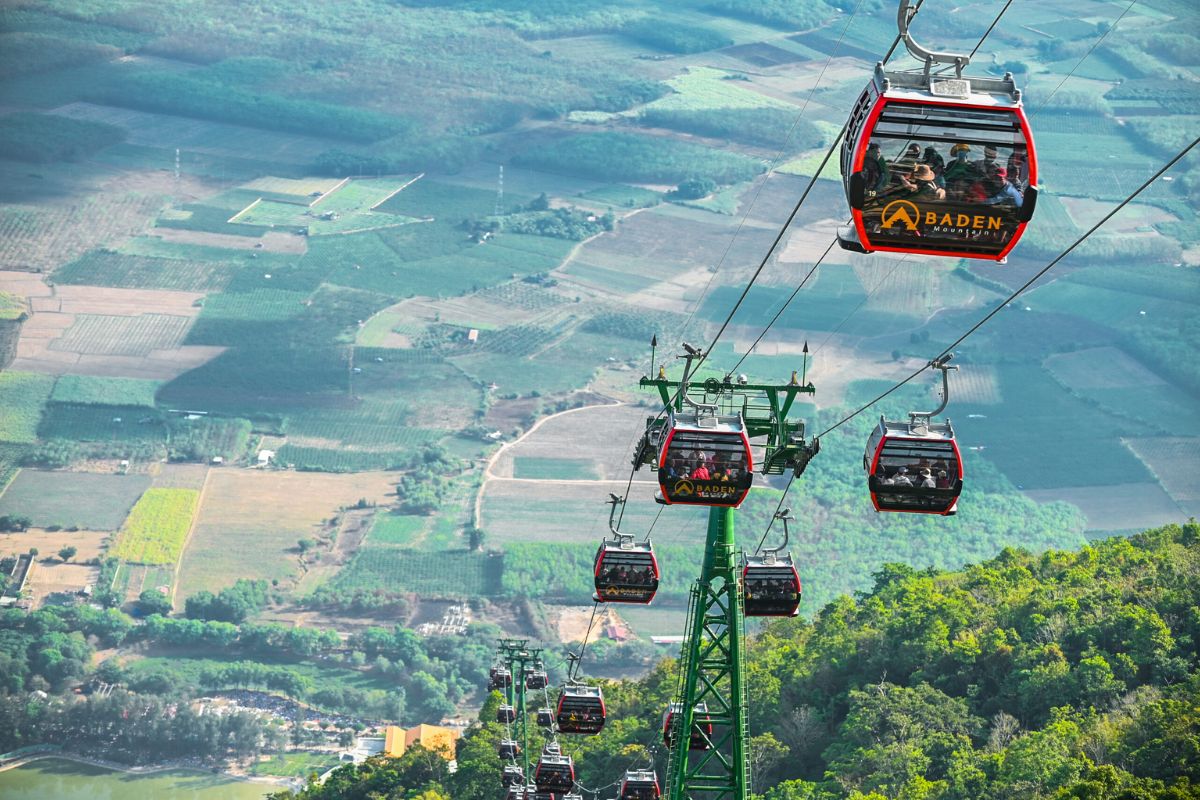 Ba Den Cable Car