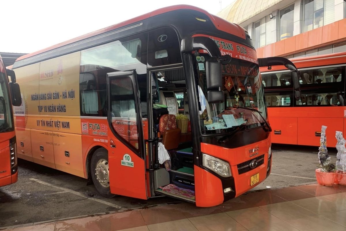 Phuong Trang bus From Ho Chi Minh City to Can Tho Bridge