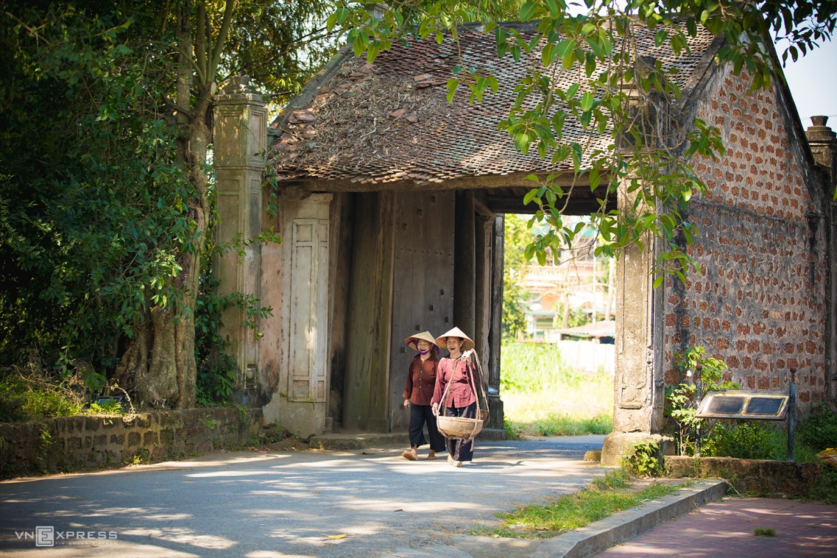Duong Lam village gate